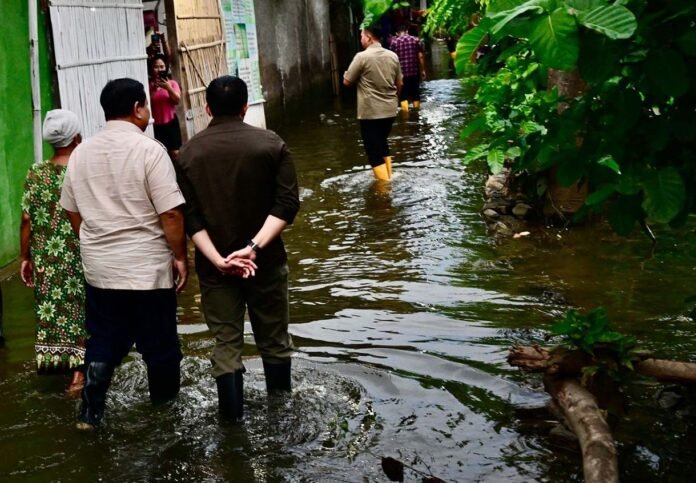 Presiden Prabowo Subianto meninjau lokasi banjir di Babelan, Bekasi, menyapa warga terdampak, dan menyerahkan bantuan saat berbuka puasa bersama. Foto: Biro Pers