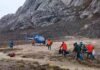 Evakuasi Dramatis di Puncak Carstensz, Tim SAR Berhasil Bawa Pulang Jenazah Elsa Laksono Tim SAR Timika mengevakuasi jenazah Elsa Laksono dari Lembah Kuning menggunakan helikopter. Proses evakuasi terkendala cuaca buruk, namun diharapkan jenazah Lilie Wijayati segera dapat dibawa pulang. Foto: Istimewa