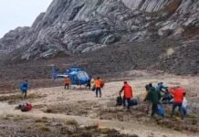 Evakuasi Dramatis di Puncak Carstensz, Tim SAR Berhasil Bawa Pulang Jenazah Elsa Laksono Tim SAR Timika mengevakuasi jenazah Elsa Laksono dari Lembah Kuning menggunakan helikopter. Proses evakuasi terkendala cuaca buruk, namun diharapkan jenazah Lilie Wijayati segera dapat dibawa pulang. Foto: Istimewa