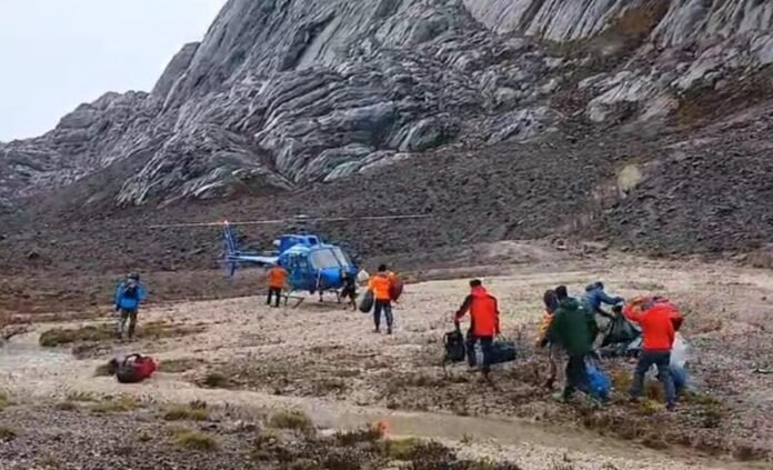 Tim SAR Timika mengevakuasi jenazah Elsa Laksono dari Lembah Kuning menggunakan helikopter. Proses evakuasi terkendala cuaca buruk, namun diharapkan jenazah Lilie Wijayati segera dapat dibawa pulang. Foto: Istimewa