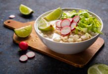 Jajanan Khas Buka Puasa yang Selalu Dinanti: Manis, Gurih, dan Menggugah Selera Segarnya es buah dan manisnya kolak menjadi pilihan takjil favorit saat berbuka puasa. Foto: Istimewa