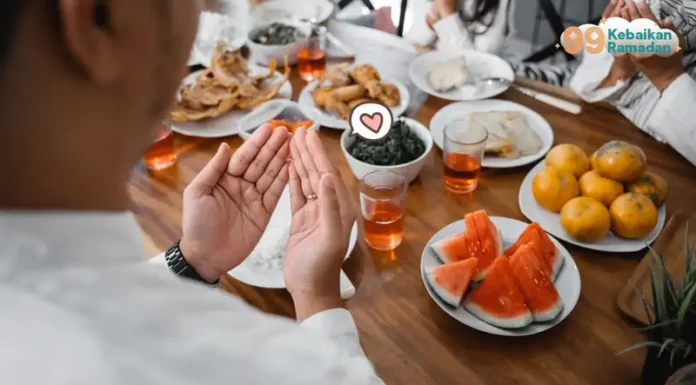 Waktu Sahur yang Tepat Menurut Islam, Kapan Sebaiknya Berhenti Makan? Makan dan minumlah hingga terang bagimu benang putih dari benang hitam, yaitu fajar." (QS. Al-Baqarah: 187) Foto: Istimewa