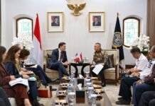 Indonesia dan Prancis Bahas Penguatan Kerja Sama Sektor Transportasi Menteri Perhubungan Dudy Purwagandhi bersama Menteri Perdagangan Prancis Laurent Saint-Martin saat membahas peluang kerja sama sektor transportasi di Kantor Kemenhub, Jakarta, Rabu (9/4/2025). Foto: Kemenhub