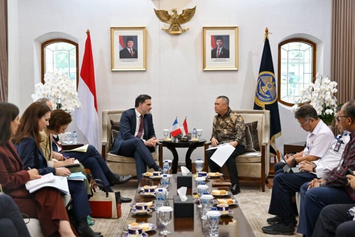 kemenhub Menteri Perhubungan Dudy Purwagandhi bersama Menteri Perdagangan Prancis Laurent Saint-Martin saat membahas peluang kerja sama sektor transportasi di Kantor Kemenhub, Jakarta, Rabu (9/4/2025). Foto: Kemenhub