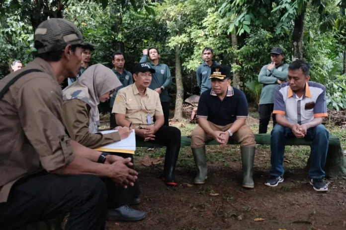 E3sYyG5pppSzOH2w4IAZN2DWx3uC1LupIRLEmdzY-1536x1023 Wali Kota Depok, Supian Suri, saat meninjau Tahura Cagar Alam Depok yang akan segera direvitalisasi sebagai paru-paru kota dan ruang edukasi hijau bagi masyarakat. Foto: Istimewa