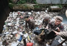Wali Kota Depok Turun Tangan Bersihkan Sampah di Kali Cabang Timur