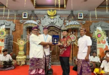 Wali Kota Depok Hadiri Gelar Seni dan Budaya Hindu, Dukung Pawai Ogoh-ogoh Jadi Agenda Kota Wali Kota Depok Supian Suri menghadiri perayaan Hari Jadi ke-27 Pura Tribhuana Agung sekaligus menyambut Hari Raya Nyepi Tahun Baru Saka 1947. Foto: Istimewa