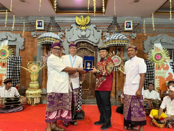 NjpAGjCLy74h7ZLTerXqWnWqHZ4k9I06gbbJsXY5-1536x1152 Wali Kota Depok Supian Suri menghadiri perayaan Hari Jadi ke-27 Pura Tribhuana Agung sekaligus menyambut Hari Raya Nyepi Tahun Baru Saka 1947. Foto: Istimewa