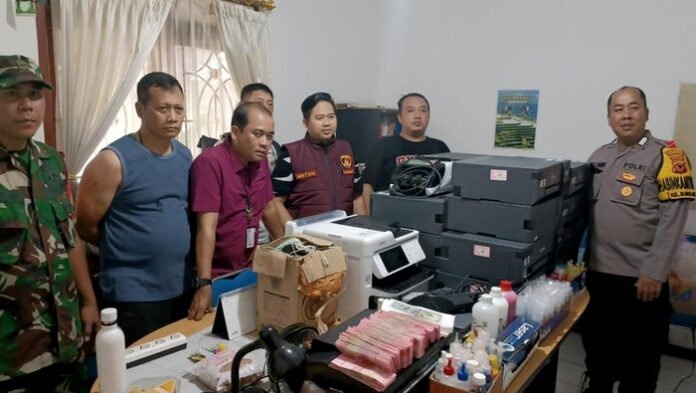 Polisi Gerebek Rumah Produksi Uang Palsu di Bogor, Ribuan Lembar Disita uang palsu