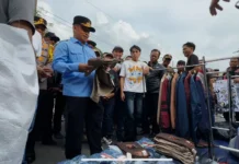 Pasar Rakyat Takbiran 2025 di Depok Resmi Dibuka, Supian Suri: Budaya dan Ekonomi Rakyat Harus Tetap Hidup Wali Kota Depok Supian Suri meninjau langsung pelaksanaan Pasar Rakyat Takbiran di Kampung Lio, Pancoran Mas, memastikan kegiatan berjalan aman dan tertib. Foto: Istimewa