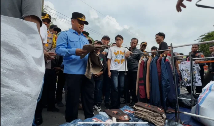 Wali Kota Depok Supian Suri meninjau langsung pelaksanaan Pasar Rakyat Takbiran di Kampung Lio, Pancoran Mas, memastikan kegiatan berjalan aman dan tertib. Foto: Istimewa