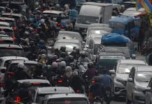 Lautan Kendaraan di Arus Mudik, Pemudik Hadapi Kemacetan Panjang Arus mudik Lebaran 2025 memicu kemacetan panjang di jalan utama, ribuan pemudik berdesakan dengan kendaraan pribadi, sepeda motor, dan angkutan umum dalam perjalanan menuju ke kampung halaman. Foto: Harnas.id/ Rangga Firmansyah