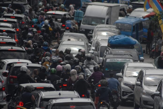 Arus mudik Lebaran 2025 memicu kemacetan panjang di jalan utama, ribuan pemudik berdesakan dengan kendaraan pribadi, sepeda motor, dan angkutan umum dalam perjalanan menuju ke kampung halaman. Foto: Harnas.id/ Rangga Firmansyah