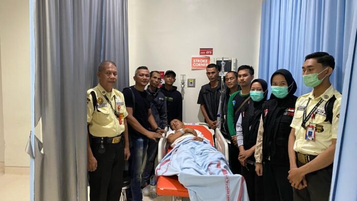 Wakil Wali Kota Bogor, Jenal Mutaqin, menjenguk korban pohon tumbang di RS PMI untuk memastikan kondisi dan penanganan medis yang diberikan. Foto: Iatimewa