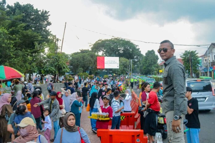 Wakil Wali Kota Bogor, Jenal Mutaqin, turun langsung menertibkan angkot dan PKL di sekitar Stasiun Bogor demi kelancaran arus lalu lintas pasca Lebaran. Foto: IStimewa