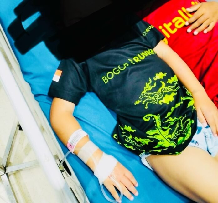 Serangan Tawon Salah satu korban dirawat di RS PMI Kota Bogor usai diserang kawanan tawon saat berlibur di Sungai Citiis. Foto: Harnas.id