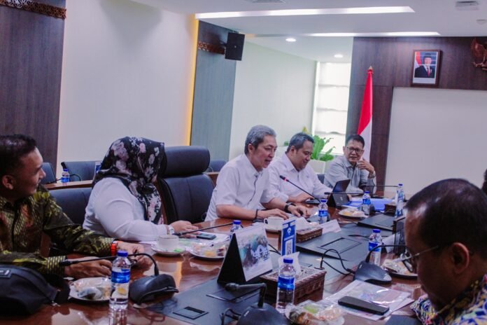 Wali Kota Bogor Dedie A. Rachim saat memaparkan usulan penanganan jalan terputus di Batutulis kepada Wamen PU Diana Kusumastuti, di Jakarta, Rabu (9/4/2025). Foto: Istimewa