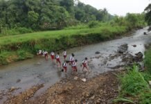 Perjuangan Pelajar Bogor Menyebrangi Sungai untuk Menuju Sekolah Perjuangan pagi para pelajar Bogor melintasi Sungai Cihideung demi meraih pendidikan yang lebih baik. Foto: Harnas.id/ Rangga Firmansyah