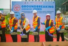 Wali Kota Bogor Resmikan Pembangunan Gedung UPTD PSC Gesit 119 sebagai Upaya Tingkatkan Layanan Darurat di Kota Bogor Wali Kota Bogor Dedie A. Rachim meletakkan batu pertama pembangunan Gedung UPTD PSC GESIT 119 sebagai upaya memperkuat layanan darurat terpadu di Kota Bogor. Foto: Pemkot Bogor