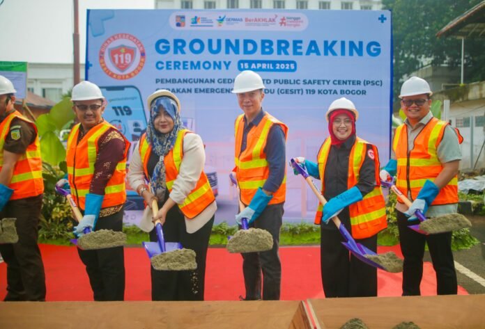 WhatsApp Image 2025-04-15 at 16.54.10 Wali Kota Bogor Dedie A. Rachim meletakkan batu pertama pembangunan Gedung UPTD PSC GESIT 119 sebagai upaya memperkuat layanan darurat terpadu di Kota Bogor. Foto: Pemkot Bogor