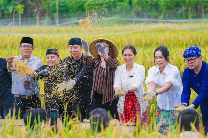 Panen Raya Padi Wali Kota Bogor, Dedie A. Rachim, bersama para wakil menteri dan utusan khusus presiden memanen padi organik di kawasan Agro Eduwisata Mulyaharja, Kamis (17/4/2025). Panen raya ini menjadi simbol ketahanan pangan perkotaan dan komitmen pengembangan ekowisata berbasis masyarakat di Kota Bogor. Foto: Harnas.id