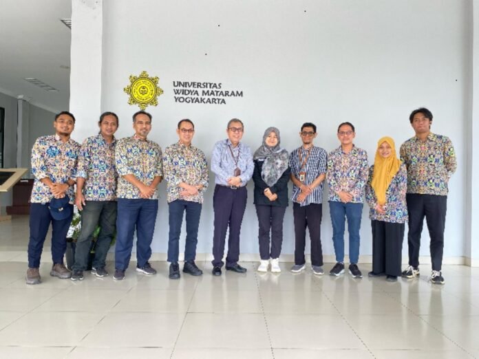 Rektor UWM Yogyakarta, Prof. Dr. Edy Suandi Hamid, M.Ec., bersama Direktur Infrastruktur Dukungan Pendidikan Kementerian PUPR, Jonny Zainuri Echsan, S.T., M.C.M., meninjau progres pembangunan gedung baru di Kampus Terpadu UWM, Banyuraden, Gamping, sebagai bagian dari penguatan kerja sama pengembangan infrastruktur pendidikan. Foto: dok. UMY