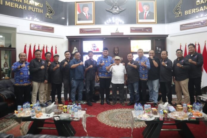 Forum Pemred Bogor Bupati Bogor Rudy Susmanto (tengah) menerima audiensi Forum Pemimpin Redaksi (Forum Pemred) Bogor di Pendopo Bupati, Cibinong, Kamis (17/4/2025), membahas kolaborasi dalam membangun Kabupaten Bogor. Foto: Forum Pemred Bogor
