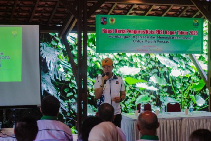 WhatsApp Image 2025-04-18 at 21.11.33 Wali Kota Bogor Dedie A. Rachim membuka Rapat Kerja PBSI Kota Bogor 2025 di Kuntum Farmfield, sambil mengajak seluruh pihak untuk membangkitkan kembali kejayaan bulu tangkis melalui pembinaan atlet sejak dini, Jumat (18/4/2025). Foto: Istimewa