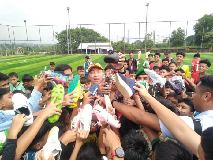 Wali Kota Bogor Dedie A. Rachim secara resmi membuka Turnamen Mini Soccer Wali Kota Cup 2025 di Lapangan Lorena Sport Hub, didampingi Ketua DPRD Kota Bogor Aditya Warman Adil dan sejumlah tamu undangan. Turnamen diikuti 64 tim pelajar dari tingkat SD, SMP, hingga SMA se-Kota Bogor. Foto: Harnas.id/ Hadi
