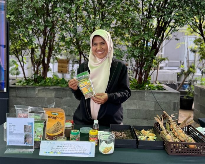 Mengubah sampah jadi berkah—Ema Suranta menunjukkan semangat Kartini dalam aksi nyata di Desa Kertamulya, Bandung Barat. Foto: Harnas.id