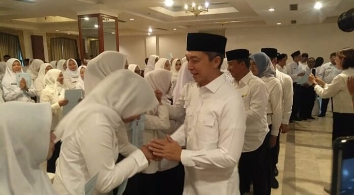 PPPK Momen haru dan bahagia: 235 tenaga honorer resmi dilantik sebagai PPPK di lingkungan Pemkot Bogor. Foto: harnas.id