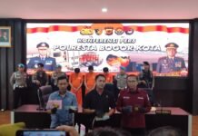 Polresta Bogor Kota Ungkap Sindikat Tukar ATM, Korban Terkecoh Modus ‘Orang Brunei’ Kasat Reskrim Polresta Bogor Kota AKP Aji Riznaldi Nugroho saat memamerkan barang bukti penipuan modus ATM palsu. Foto: Harnas.id
