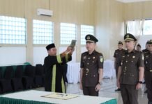 Jaksa Alfa Dera Resmi Pindah Tugas ke Kejari Lampung Tengah Selamat bertugas di tempat baru, Jaksa Alfa Dera! Terima kasih atas dedikasi dan prestasi selama bertugas di Kejari Depok. Sukses selalu untuk amanah baru di Kejari Lampung Tengah. Foto: Harnas.id