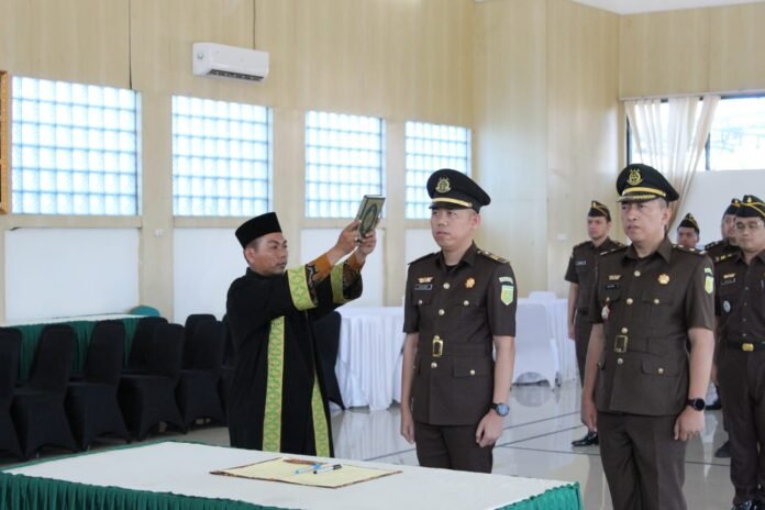 aksa Alfa Dera Selamat bertugas di tempat baru, Jaksa Alfa Dera! Terima kasih atas dedikasi dan prestasi selama bertugas di Kejari Depok. Sukses selalu untuk amanah baru di Kejari Lampung Tengah. Foto: Harnas.id