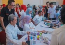 2.000 Vaksin Gratis untuk Anak di Bogor, Dedie Rachim: Investasi untuk Generasi Emas Wali Kota Bogor Dedie A. Rachim bersama tenaga kesehatan menyerahkan vaksin gratis kepada siswa dalam program vaksinasi massal di Balai Kota Bogor, Rabu (30/4/2025). Foto: Istimewa