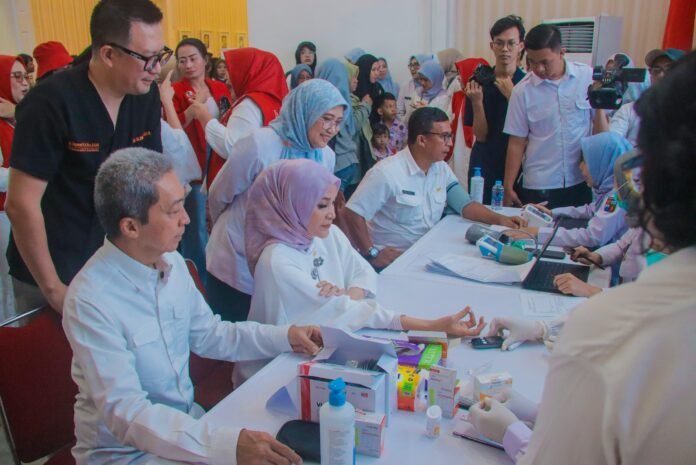 Wali Kota Bogor Dedie A. Rachim bersama tenaga kesehatan menyerahkan vaksin gratis kepada siswa dalam program vaksinasi massal di Balai Kota Bogor, Rabu (30/4/2025). Foto: Istimewa