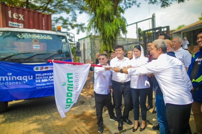 Minaqu Wali Kota Bogor Dedie A. Rachim bersama Wamendag Dyah Roro Esti, Wagub Jabar Erwan Setiawan, dan CEO Minaqu Indonesia melepas ekspor sekam bakar dan tanaman hias ke Belanda, Rabu (30/4/2025). Foto: Pemkot Bogor