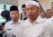 Dedi Mulyadi Mediasi Kasus Eksploitasi Mantan Pemain Sirkus Taman Safari Gubernur Jawa Barat, Dedi Mulyadi, memimpin pertemuan dengan pihak Oriental Circus Indonesia (OCI) untuk mencari solusi terkait dugaan eksploitasi mantan pemain sirkus di Taman Safari Indonesia. Foto: Agung/ Harnas.id