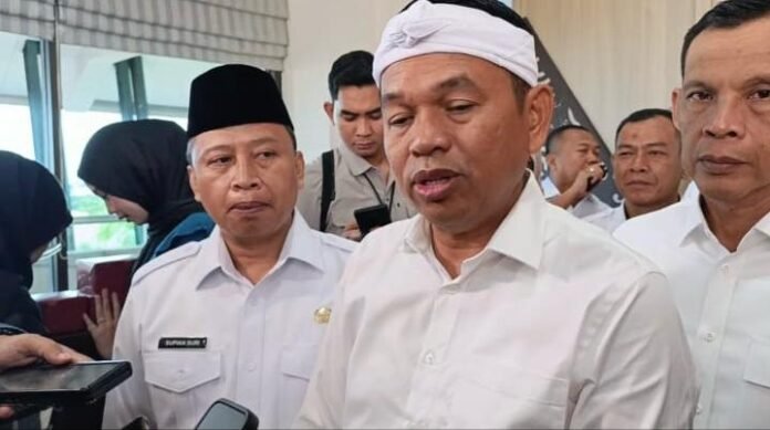 Gubernur Jawa Barat, Dedi Mulyadi, memimpin pertemuan dengan pihak Oriental Circus Indonesia (OCI) untuk mencari solusi terkait dugaan eksploitasi mantan pemain sirkus di Taman Safari Indonesia. Foto: Agung/ Harnas.id