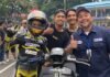 Scooter Prix 2025 Round 1: Drama Jatuh di Lap Terakhir, Juara Bertahan Gagal Naik Podium Co-founder sekaligus Project Director Scooter Prix, Priambodo Soesetyo berfoto bersama Tim BK Racing Team Indonesia yang ikut berlaga di kelas utama 220cc Open. Foto: Harnas.id/ IJS