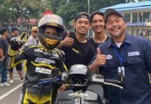 Scooter Prix 2025 Round 1: Drama Jatuh di Lap Terakhir, Juara Bertahan Gagal Naik Podium Co-founder sekaligus Project Director Scooter Prix, Priambodo Soesetyo berfoto bersama Tim BK Racing Team Indonesia yang ikut berlaga di kelas utama 220cc Open. Foto: Harnas.id/ IJS