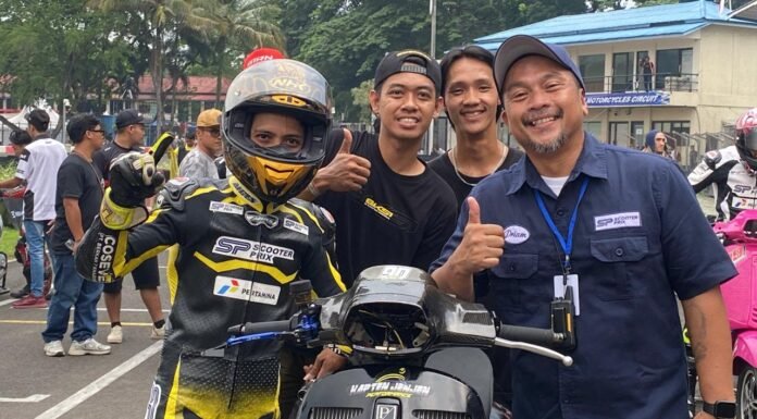 Scooter Prix 2025 Round 1: Drama Jatuh di Lap Terakhir, Juara Bertahan Gagal Naik Podium Co-founder sekaligus Project Director Scooter Prix, Priambodo Soesetyo berfoto bersama Tim BK Racing Team Indonesia yang ikut berlaga di kelas utama 220cc Open. Foto: Harnas.id/ IJS