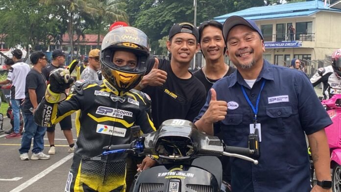 Co-founder sekaligus Project Director Scooter Prix, Priambodo Soesetyo berfoto bersama Tim BK Racing Team Indonesia yang ikut berlaga di kelas utama 220cc Open. Foto: Harnas.id/ IJS