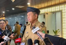 Gubernur Dedi Mulyadi Sindir Elite Kritik Kebijakan Pembinaan Siswa Nakal di Barak TNI-Polri Gubernur Jawa Barat, Dedi Mulyadi, saat menyampaikan kebijakan pembinaan siswa bermasalah di barak TNI-Polri yang bertujuan membentuk generasi lebih disiplin dan produktif. Foto: Istimewa