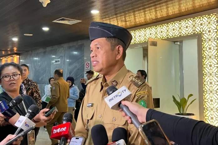 dedi mulyadi Gubernur Jawa Barat, Dedi Mulyadi, saat menyampaikan kebijakan pembinaan siswa bermasalah di barak TNI-Polri yang bertujuan membentuk generasi lebih disiplin dan produktif. Foto: Istimewa