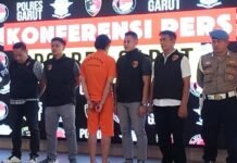 Dokter Kandungan di Garut Ditetapkan Tersangka Kasus Kekerasan Seksual Pasien Kapolres Garut bersama Kabid Humas Polda Jabar saat menggelar konferensi pers terkait penetapan tersangka MSF, dokter kandungan yang diduga melakukan kekerasan seksual terhadap pasien di luar fasilitas resmi, Kamis (17/4/2025). Polisi mengimbau korban lain untuk segera melapor. Foto: Istimewa