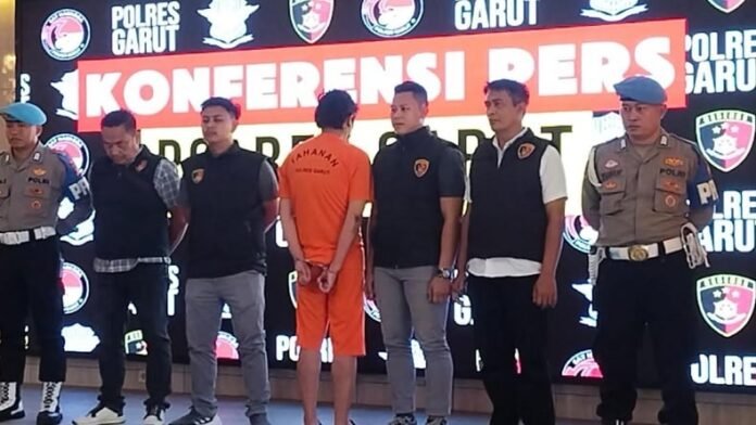 dokter_kandungan_cabuli_pasien_di_garut Kapolres Garut bersama Kabid Humas Polda Jabar saat menggelar konferensi pers terkait penetapan tersangka MSF, dokter kandungan yang diduga melakukan kekerasan seksual terhadap pasien di luar fasilitas resmi, Kamis (17/4/2025). Polisi mengimbau korban lain untuk segera melapor. Foto: Istimewa