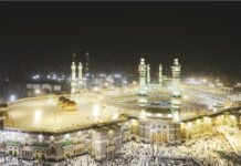 Arab Saudi Tindak Tegas Jemaah Umrah Overstay, Denda hingga Rp224 Juta dan Deportasi Menanti Petugas keamanan Arab Saudi berjaga di area Masjidil Haram jelang musim haji 2025, menertibkan jemaah umrah yang melebihi masa visa. Foto: Istimewa