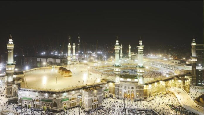 Petugas keamanan Arab Saudi berjaga di area Masjidil Haram jelang musim haji 2025, menertibkan jemaah umrah yang melebihi masa visa. Foto: Istimewa