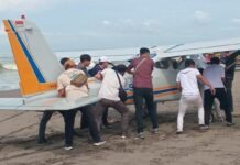 Pesawat Mendarat Darurat di Pesisir Pangandaran, Tidak Ada Korban Jiwa Petugas TNI, Polri, dan Basarnas bersama warga setempat sedang melakukan evakuasi pesawat yang mendarat darurat di Pantai Pangandaran. Foto: Istimewa